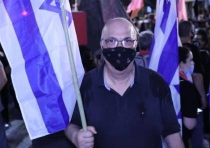صورة: في ذكراها .. منسق صفقة "شاليط" يتظاهر ضد نتنياهو