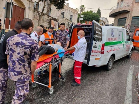 الدفاع المدني يخلي اربع اصابات منها اصابة خطيرة في حادث سير بين خمسة مركبات شمال بيت لحم