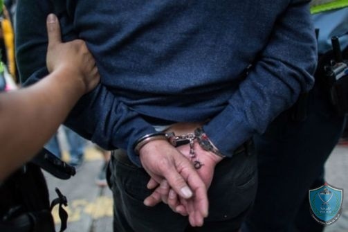 الشرطة تقبض على مغنٍ لإقامته حفلات وعدم التزامه بحالة الطوارئ في طولكرم.
