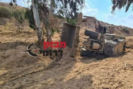 انقلاب جرافة لجيش الاحتلال عند السلك الفاصل مع غزة