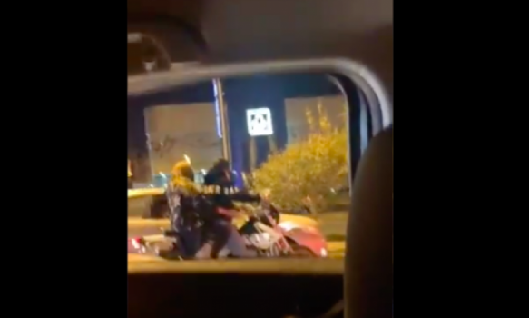 فيديو- اعتقال سعودية أشهرت سلاحها على أحد المارة في الشارع
