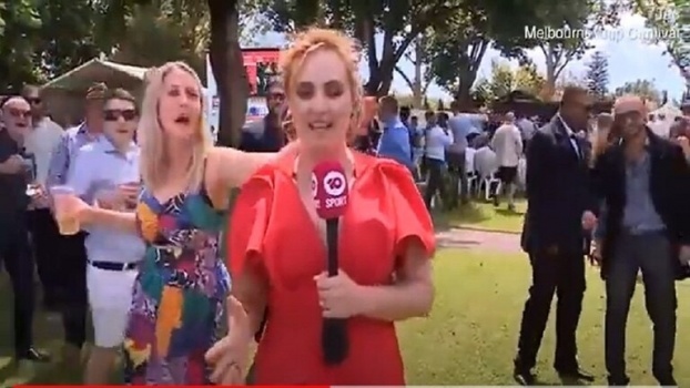 فيديو- مشهد لتحرش سافر بمراسلة تلفزيونية