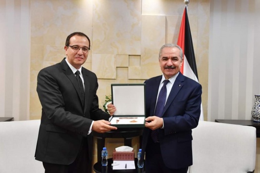 نيابة عن الرئيس: اشتية يقلد السفير المصري وسام نجمة القدس