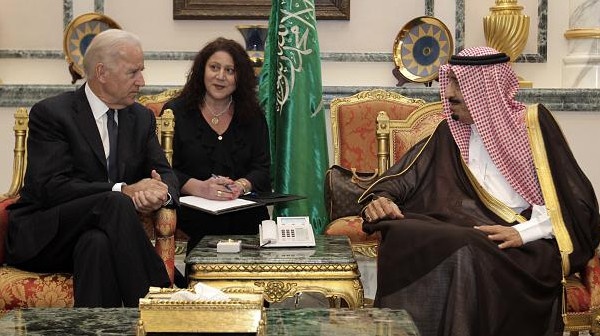 العاهل السعودي وولي عهده يُهنئان جو بايدن وكاميلا هاريس