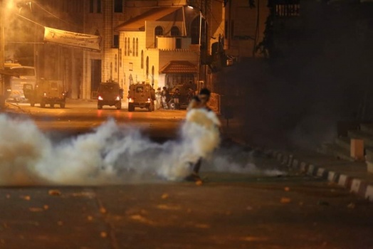 اعتقال طفلين وإصابات بالاختناق خلال مواجهات مع الاحتلال في مخيم العروب