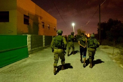 بالأسماء.. الاحتلال يعتقل (15) مواطناً من الضفة