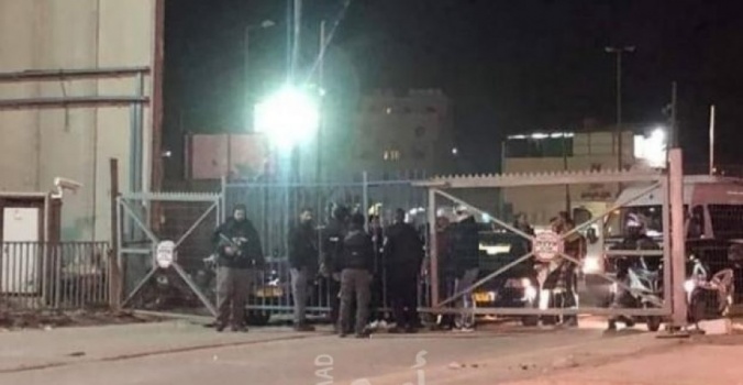 الاحتلال يغلق حاجز قلنديا شمال القدس