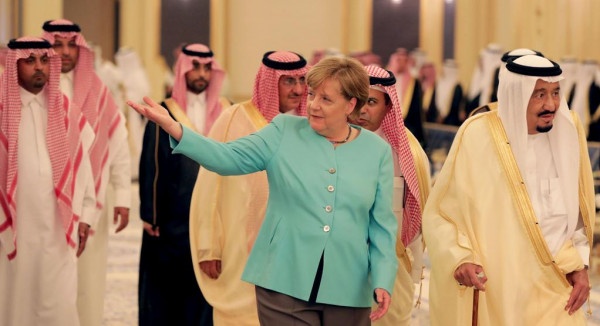ماذا قال الملك سلمان لميركل عن الرسوم المسيئة للرسول؟