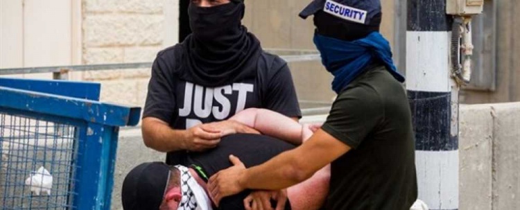 مستعربون يختطفون شابا من داخل محطة محروقات في قلنديا
