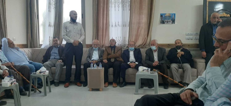 وفد من نادي الأسير وهيئة الأسرى يقدم واجب العزاء لذوي الشهيد أبو وعر في قباطية