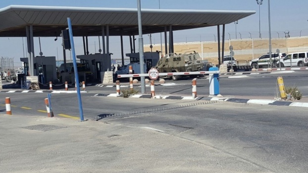 المقدسيون يعبرون للضفة رغم بدء سريان قرار المنع