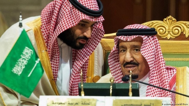 الملك سلمان: نقف مع فلسطين ونساند جهود إحلال السلام
