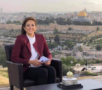مراسلة (تلفزيون فلسطين) تُوضح حقيقة إيقافها عن العمل