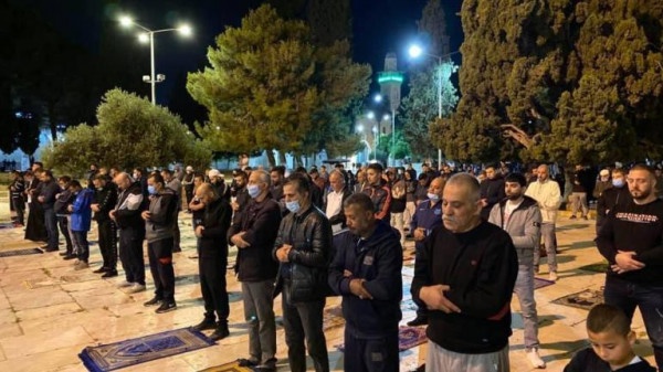 رغم تشديدات الاحتلال.. مئات المقدسيين أدوا صلاة الفجر في الأقصى
