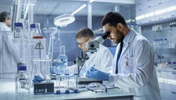 وزارة الصحة تبحث مع أطراف مختصة الإجراءات المطلوبة لشراء الطعم المضاد لكورونا
