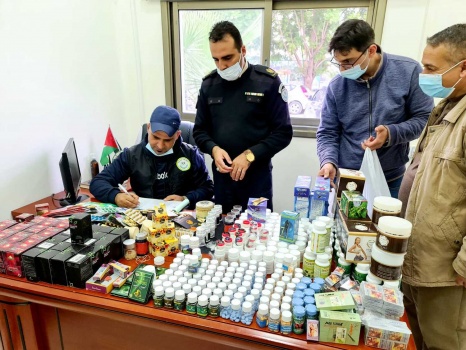 ضبط منشطات جنسية ومواد تنحيف ومواد تجميل منتهية الصلاحية في جنين