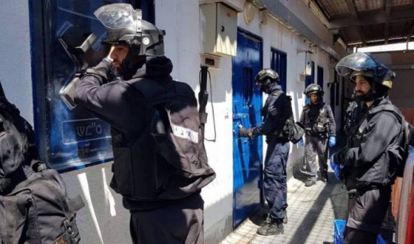 قوات القمع بسجون الاحتلال تقتحم قسم 22 في معتقل عوفر