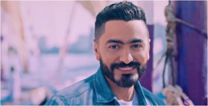 تامر حسني يفاجئ طفلاً بزيارة إلى منزله.. ورد فعل الأخير صادم (فيديو)