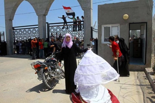 بدء مغادرة حافلات المسافرين عبر معبر رفح