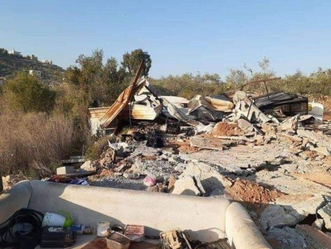 الاحتلال يهدم 5 مساكن ويدمر شبكة مياه في يطا جنوب الخليل