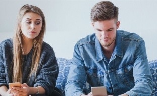 دار الإفتاء: تجسس الزوج على هاتف زوجته حرام شرعاً !