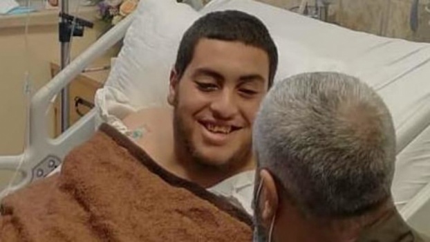 أحد المتهمين بجريمة فتى الزرقاء يملأ كأساً من دم يده المبتورة، ويغسل به وجهه (لسه ما خلصنا ثار أخوي، هاي تنكيشة أسنان)