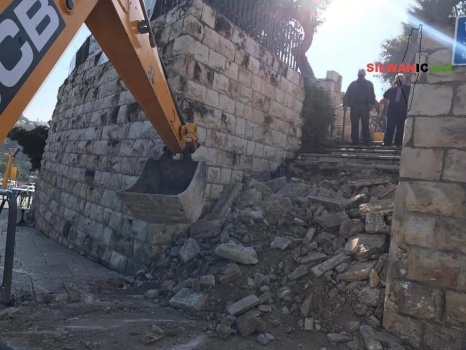 بلدية الاحتلال تهدم الدرج الموصل للاقصى من جهة مقبرة اليوسفية