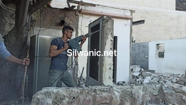 مقدسي يهدم منزله ذاتيا والعائلة دون مأوى