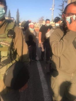 بالصور| مستوطن يدهس سيدة فلسطينية وطفلين بالخليل