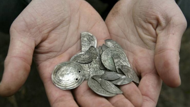 أسرة تعثر على كنز داخل شقة اشترتها بروسيا