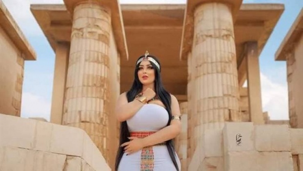 العارضة الفرعونية تعتذر وتوضح