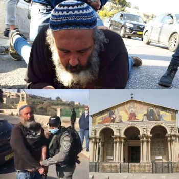 مستوطن يضرم النيران داخل كنيسة الجثمانية بالقدس والفلسطينيون يتصدون له