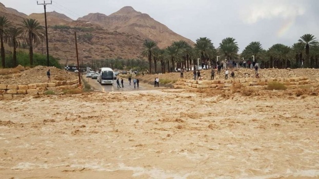 فيضانات بمنطقة البحر الميت ووادي عربة وثلوج على جبل الشيخ (صور)