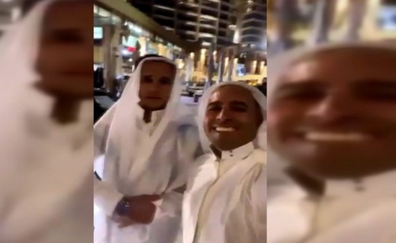 شاهد.. شبان فلسطينيون خدعوا الإسرائيليين في تل أبيب على أنهم سياح إماراتيون