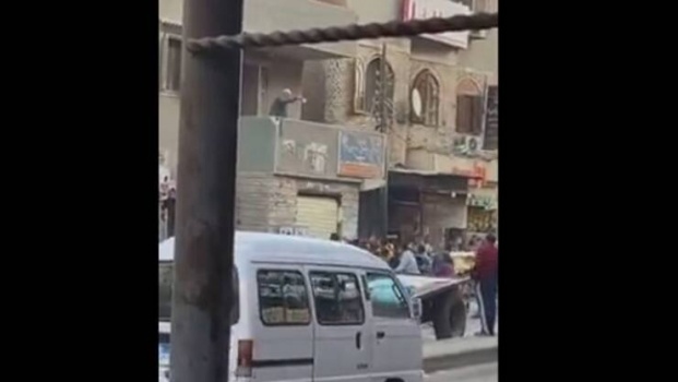 مصر.. صاحب فيديو إلقاء أموال على المواطنين في الشارع يكشف سبب فعلته