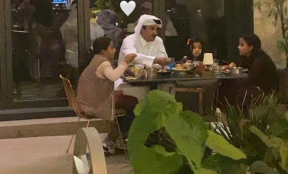 شاهد.. فيديو لأمير قطر رفقة بناته في مطعم يشعل مواقع التواصل