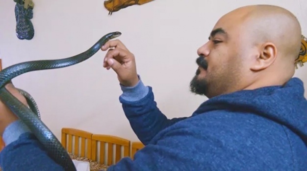 فلسطيني يحول منزله لحديقة حيوانات مصغرة
