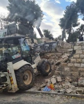 القدس: الاحتلال يجرف بالقرب من مدخل المقبرة اليوسفية