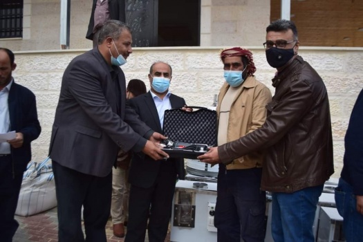 وزير الزراعة يسلم مساعدات لعدد من المزارعين في محافظة أريحا والأغوار