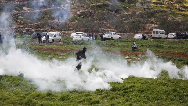 الاحتلال يقمع مسيرة ومستوطنون يطلقون الرصاص تجاه الصحفيين في المغير