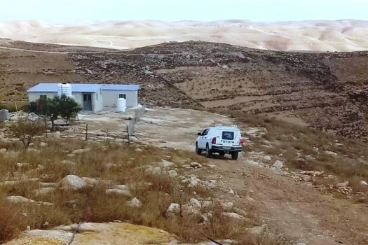 مستوطنون يهاجمون منازل المواطنين في مسافر يطا