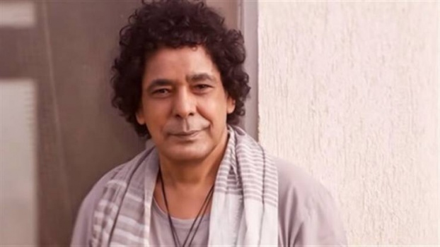 ما حقيقة إصابة محمد منير بالشلل؟