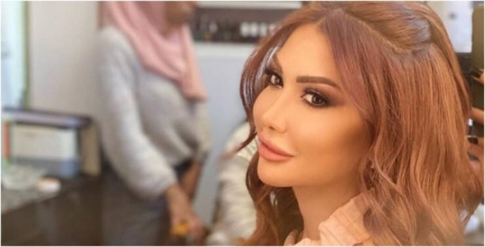 دانا جبر إلى جانب والدتها.. والجمهور: فرخ البط عوام