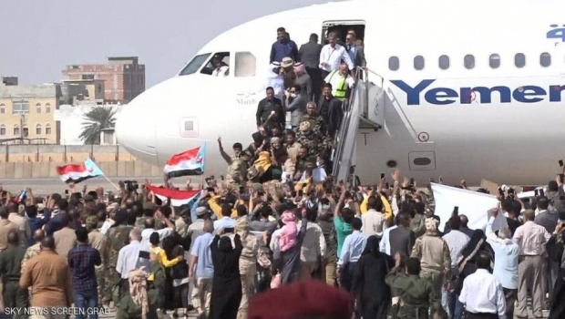 قتلى وجرحى بانفجار في مطار عدن لحظة وصول الحكومة الجديدة