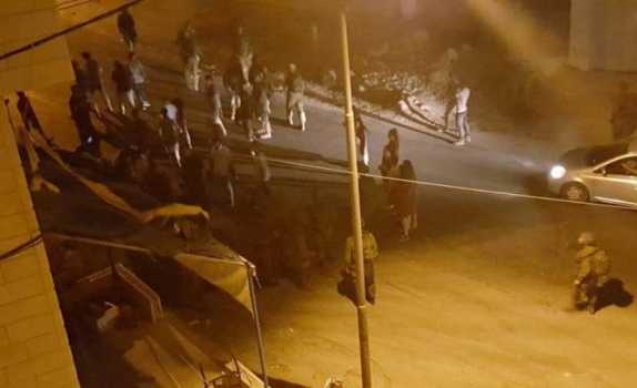 مستوطنون يهاجمون مركبات المواطنين على مدخل مستوطنة "حومش" المخلاة جنوب جنين