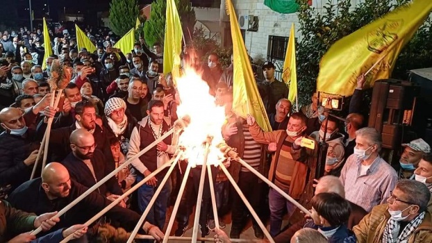 ايقاد شعلة انطلاقة الثورة في جنين من أمام منزل شهيد الحركة الأسيرة كمال أبو وعر