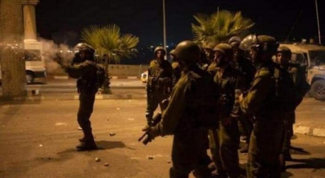 الاحتلال يستهدف المواطنين في قرية زبوبا بوابل من قنابل الغاز المدمع