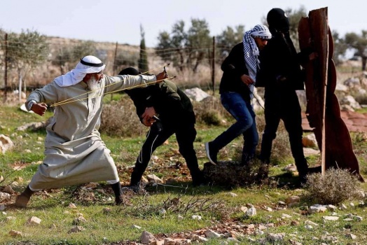 بالصور: إصابات بالرصاص المغلف والاختناق إثر قمع الاحتلال مسيرة في دير جرير شرق رام الله