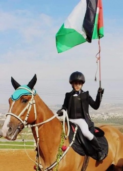 صور...الأمن الوطني يسلم مكرمة رئاسية للطفل أحمد دوابشة