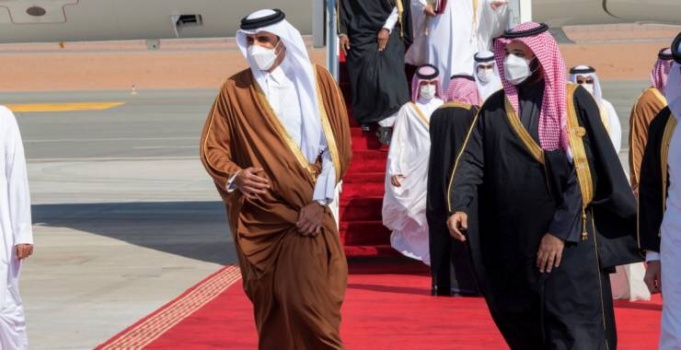 صورة| ماهي السيارة التي جالت بمحمد بن سلمان وضيفه أمير قطر على رمال العلا؟